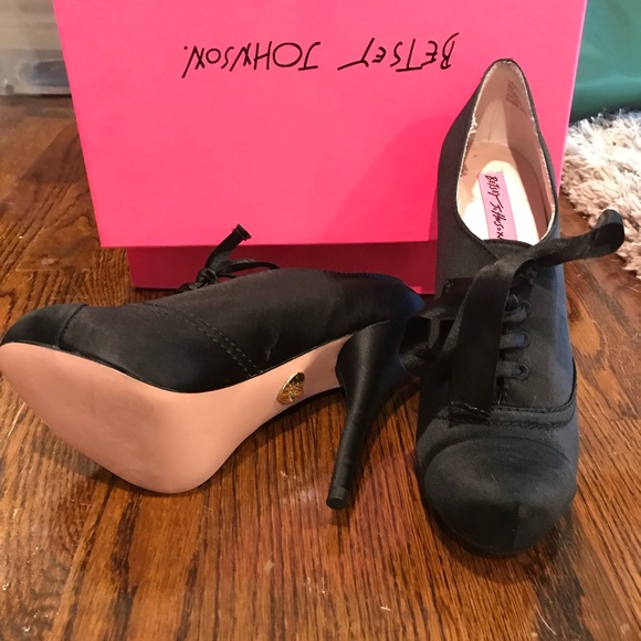 Betsy Johnson Gracie Satin Bootie size US8 - Picture 2 of 3